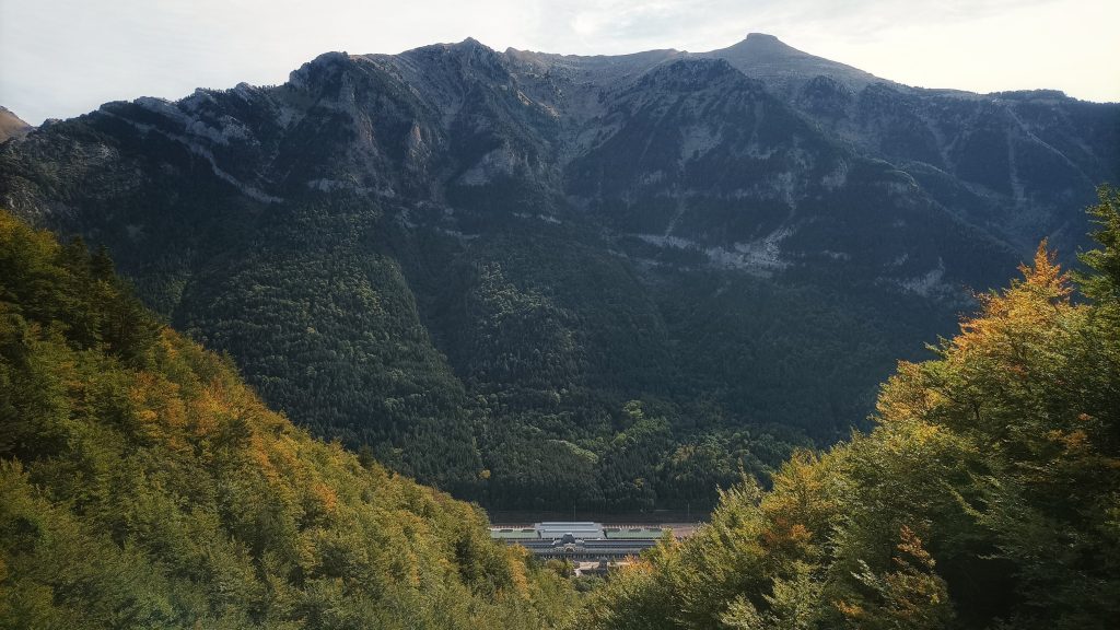 Vista de la estación Internacional de Canfran entre montañas