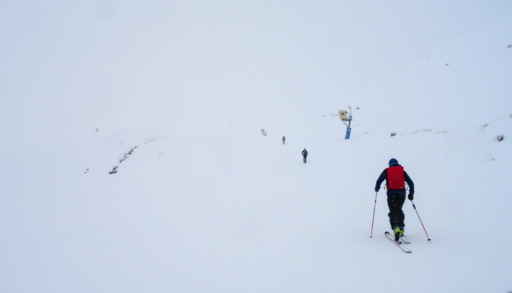 Esquiadores ascendiendo por pista de esquí. 15 de diciembre de 2023