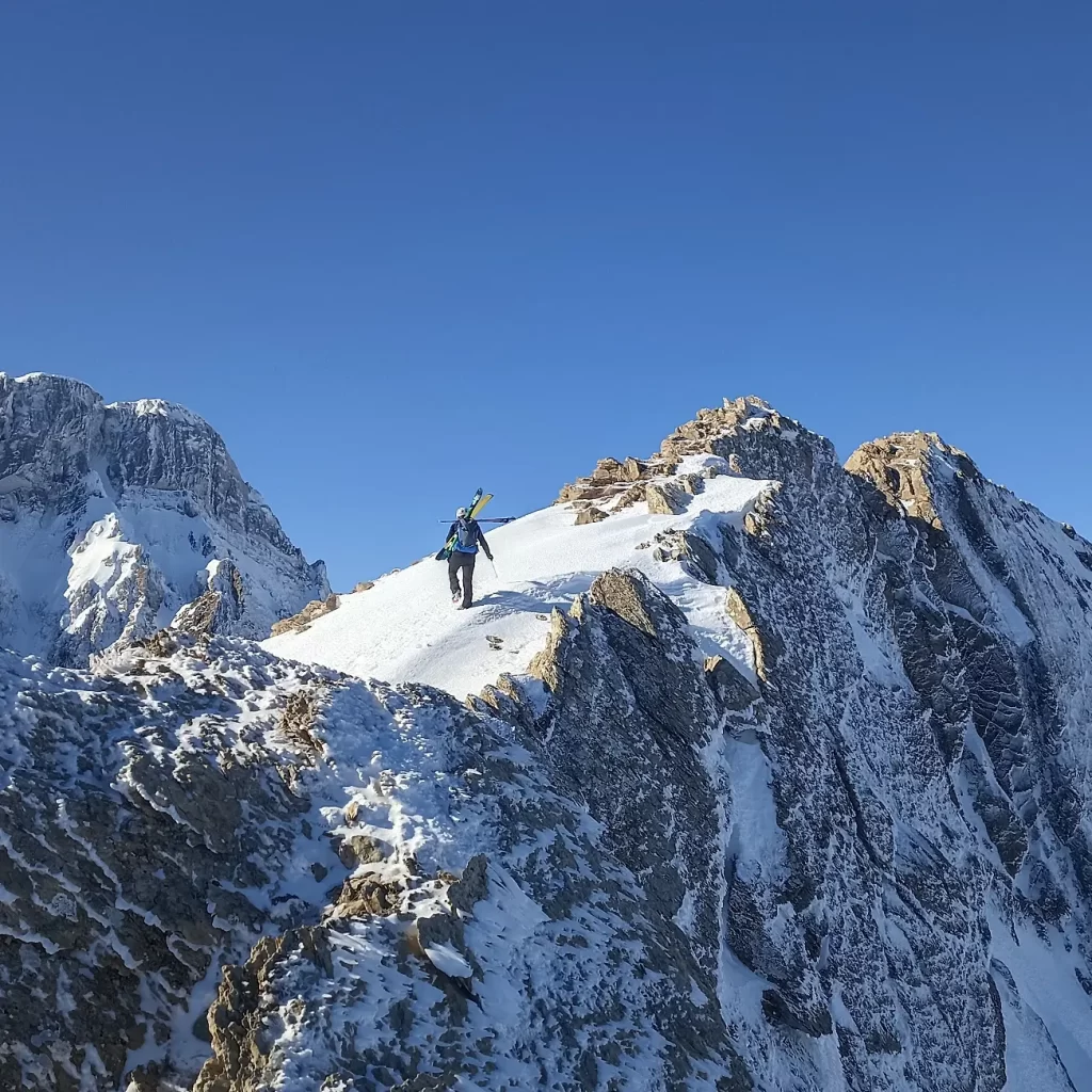 Un alpinista sobre una arista nevada
