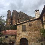Casa del pueblo y Mallos detrás